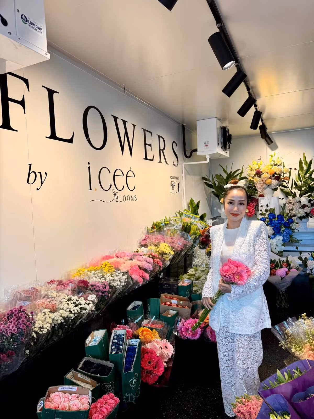 Ốc Thanh Vân mê mẩn khi bước chân vào tiệm hoa. Ảnh: FB Ốc Thanh Vân