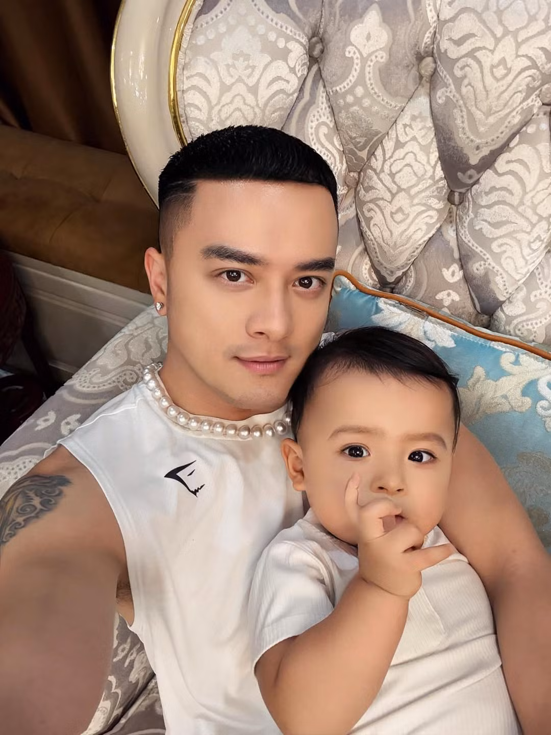 Cao Thái Sơn chụp ảnh cùng con trai Cao Thái Minh. Ảnh: FB Cao Thái Sơn