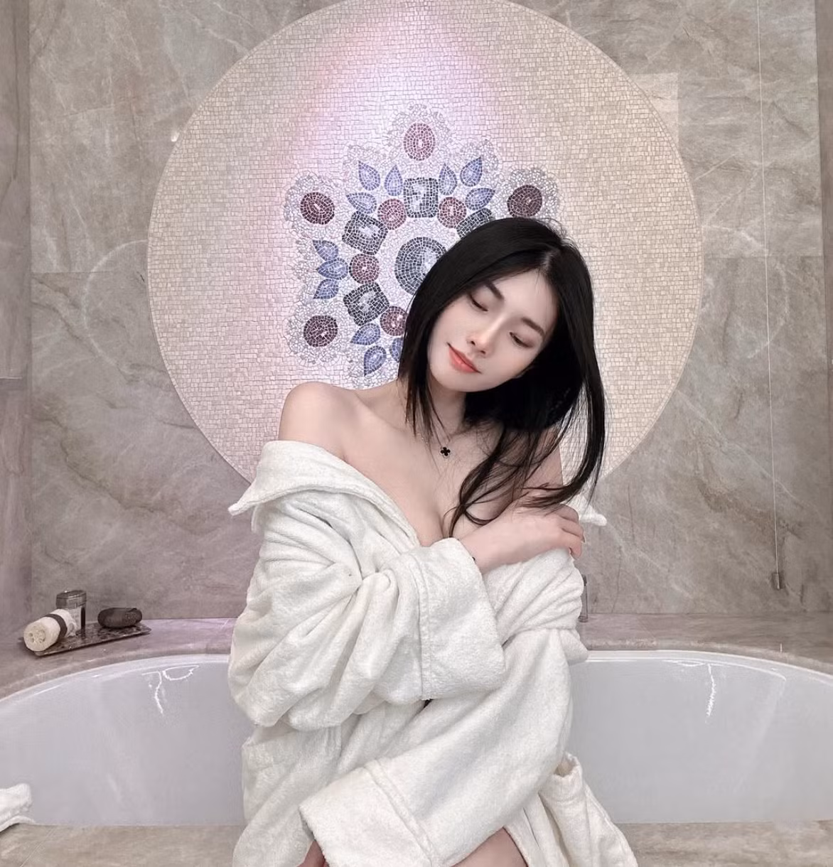 Những thiết kế cổ chữ V sâu hun hút giúp Vivian khoe khéo xương quai xanh và phần trên đầy đặn.