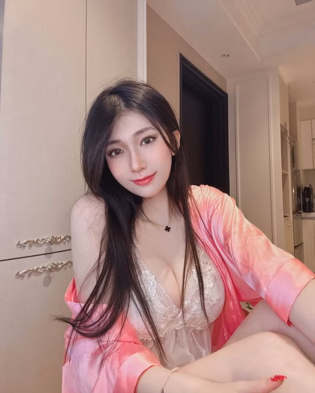Là con lai Trung Quốc - Canada, Vivian thừa hưởng nét đẹp từ cha mẹ với làn da trắng, vóc dáng mảnh mai cùng vòng một quyến rũ.
