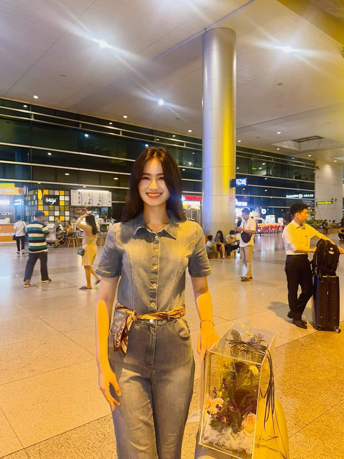 Hoa hậu Ý Nhi xinh đẹp rạng ngời trở về nước sau khi thi giữa kỳ. Ảnh: FB Huỳnh Trần Ý Nhi