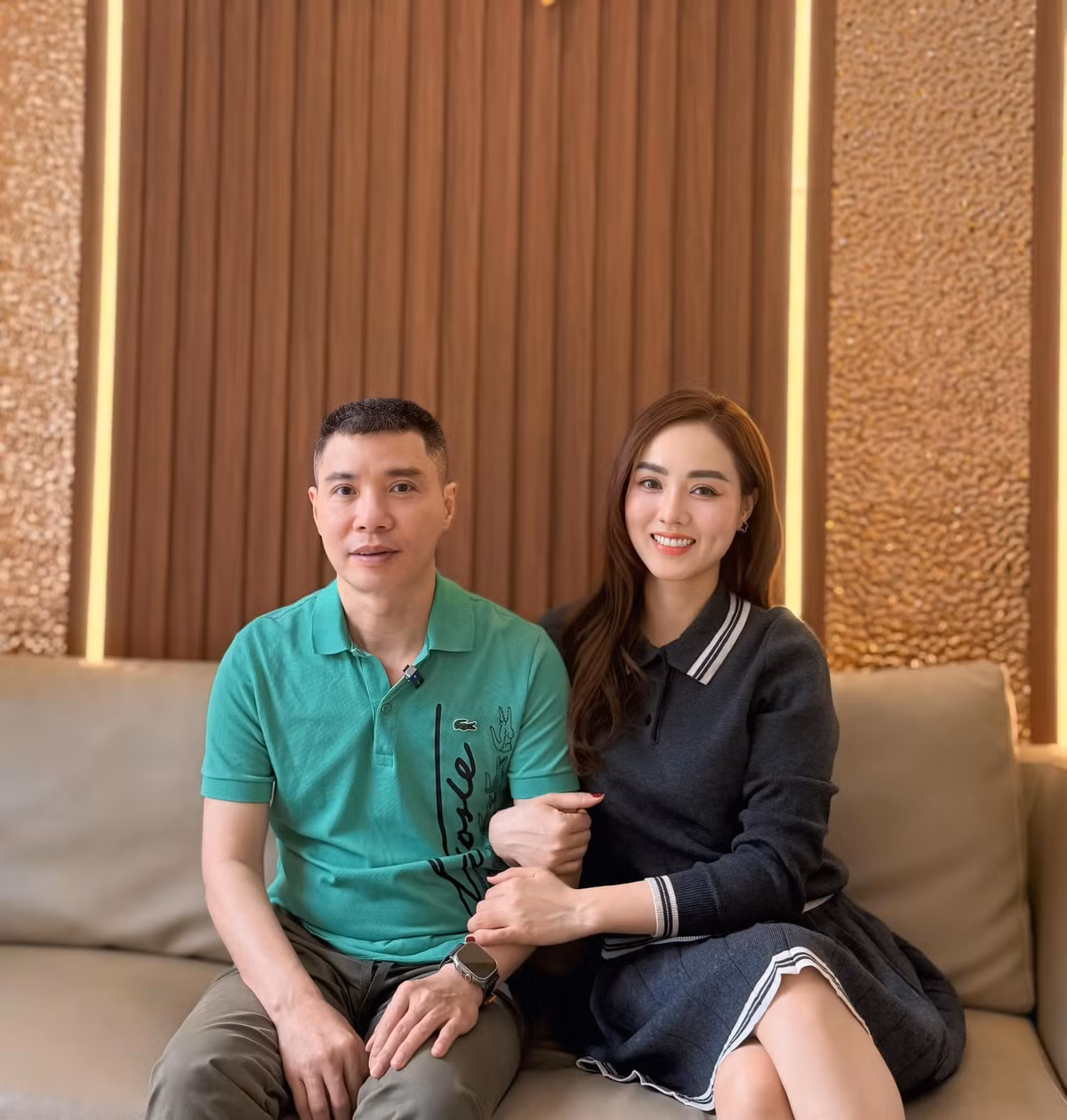 Ngọc Hà đăng ảnh bên ông xã Công Lý, kèm lời tâm sự về những thị phi cô đối diện thời gian qua. NSND Công Lý được khen ngày càng khỏe mạnh, tươi tắn. Ảnh: FB Ngọc Hà Lê