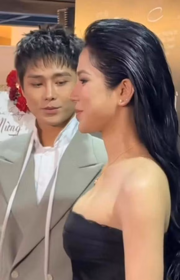 Mới đây, khoảnh khắc trên thảm đỏ khi nam ca sĩ Tăng Duy Tân đứng bên cạnh Diệp Lâm Anh và nhìn lén "chị đẹp" gây chú ý. Ảnh: Chụp màn hình
