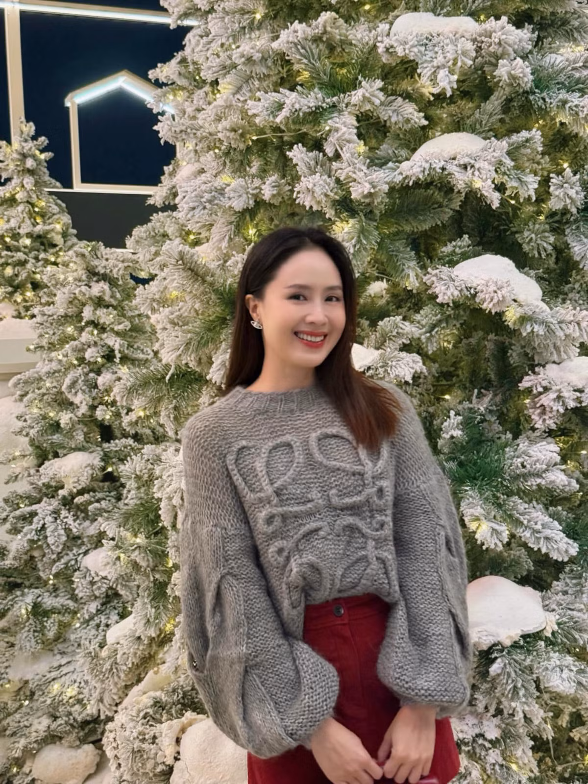  Tin tức sao Việt 16/12: Hồng Diễm khoe nhan sắc rực rỡ ngày Hà Nội rét đậm. Ảnh: FB Nguyen Hong Diem