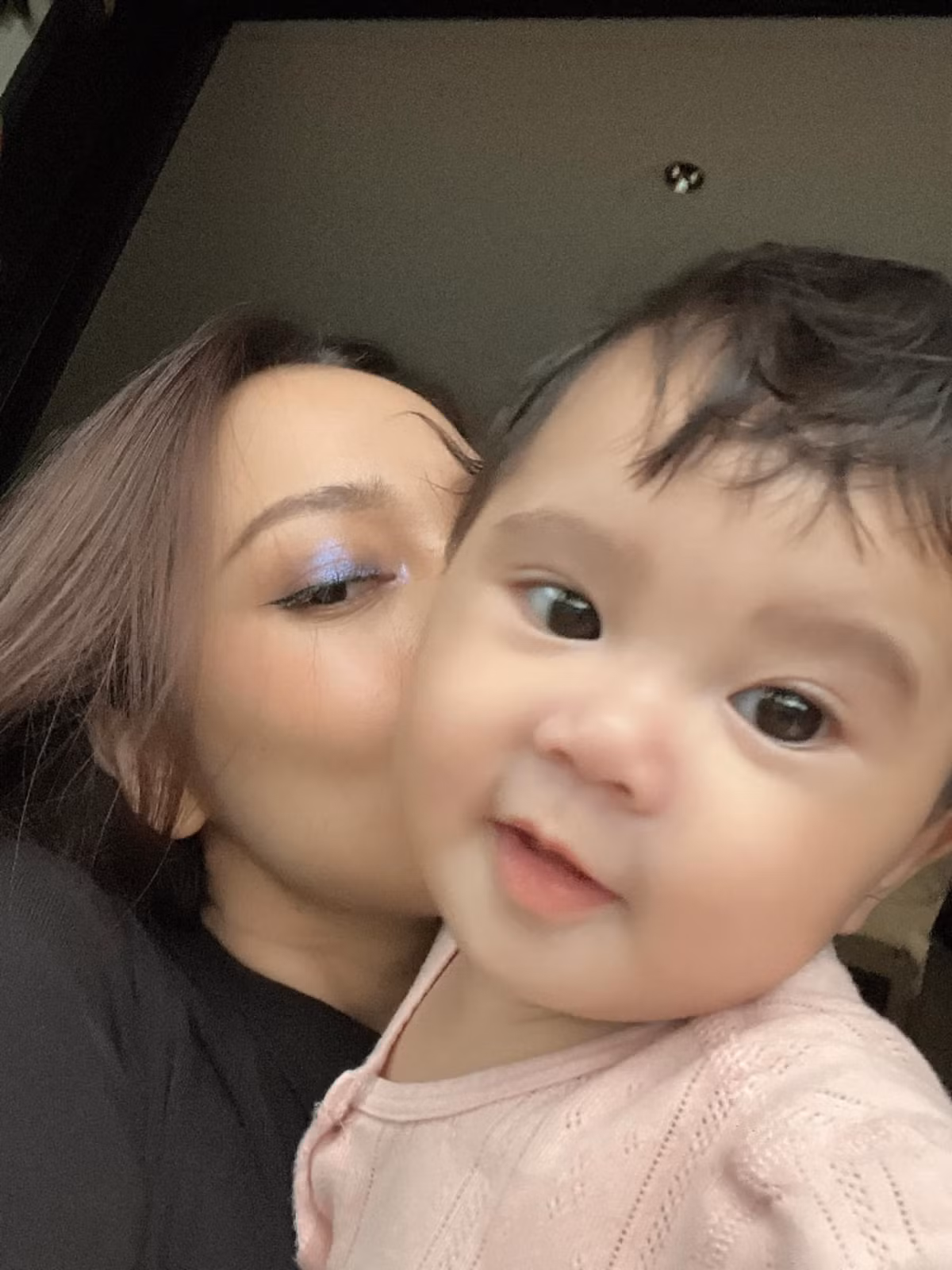 Sau khi cho ái nữ lên sóng, những hình ảnh đáng yêu của bé Misumi đã nhanh chóng gây sốt.