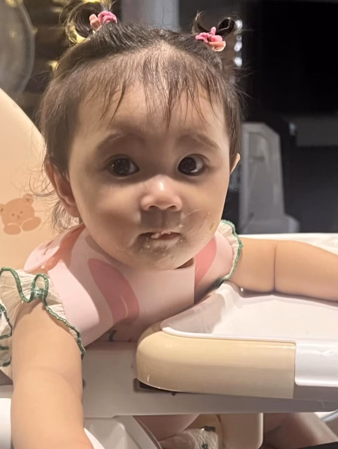 Qua đó, nhiều người cũng nhận xét cô bé trông như búp bê và thừa hưởng nhiều nét đẹp từ mẹ, đặc biệt là đôi mắt to tròn.