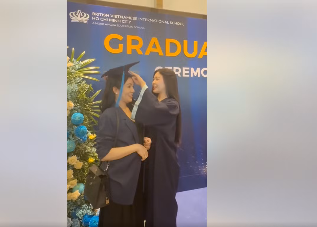 Lọ Lem - con gái đầu của MC Quyền Linh chia sẻ khoảnh khắc tốt nghiệp cùng gia đình.