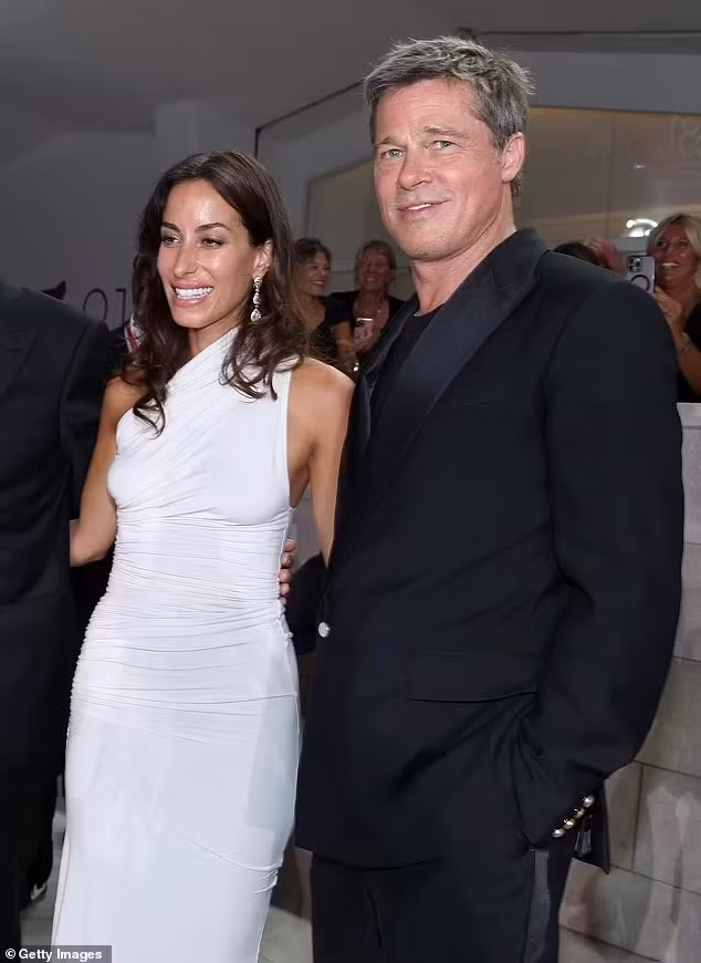 Sau hai năm hẹn hò, mới đây Brad Pitt công khai bạn gái kém anh 26 tuổi - nhà thiết kế trang sức Ines de Ramon, 34 tuổi. Cặp đôi tay trong tay xuất hiện tại Liên hoan phim Venice vào cuối tuần trước. (Ảnh: Getty Images)