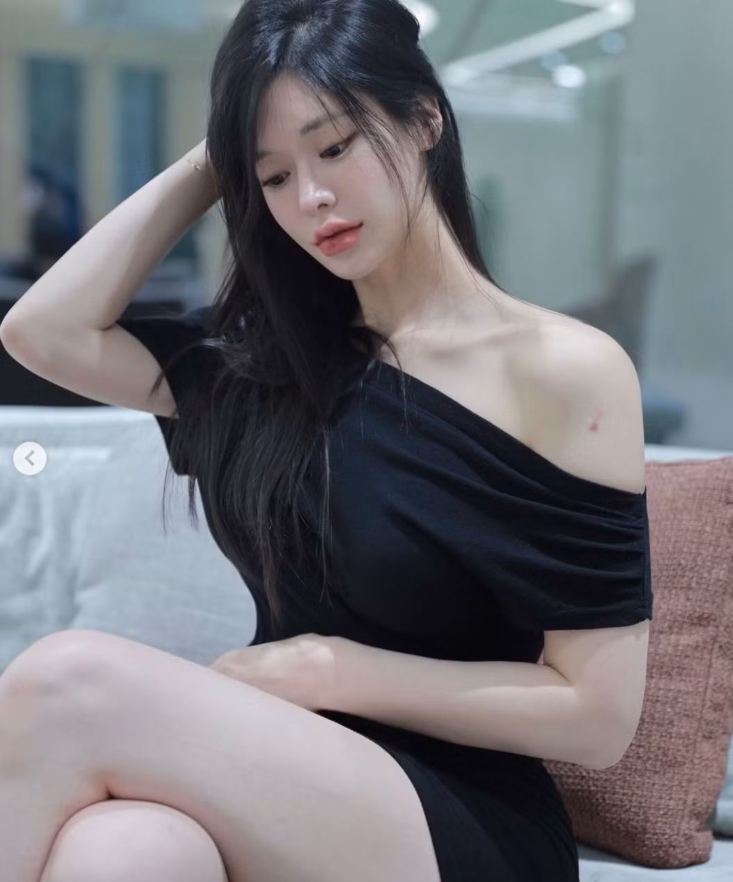 Từ những chiếc áo crop top táo bạo đến những bộ váy xuyên thấu quyến rũ, cô luôn biết cách tạo điểm nhấn và thu hút ánh nhìn. Ảnh: IG Hyesoo Oh