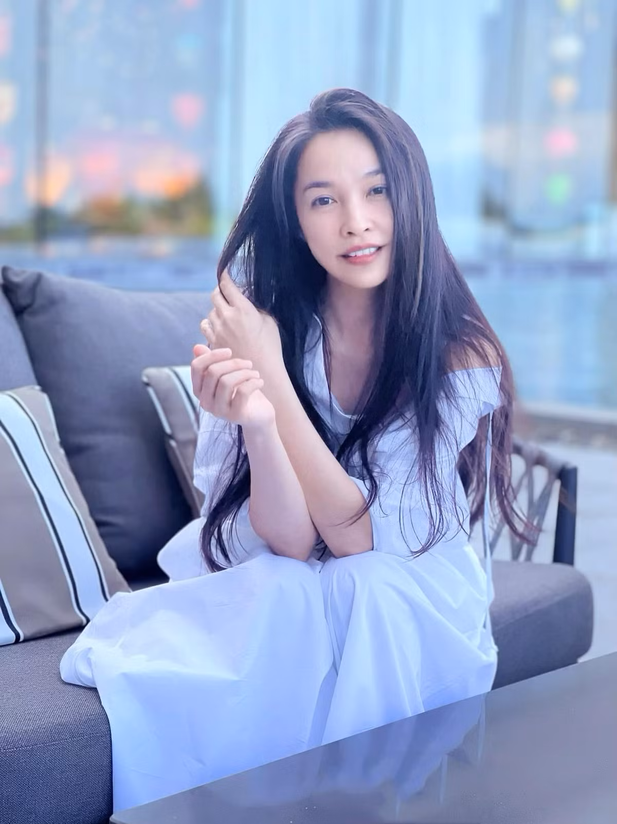 Những hình ảnh soi nhan sắc cận cảnh của bà mẹ 1 con ai cũng phải thốt lên ngưỡng mộ.