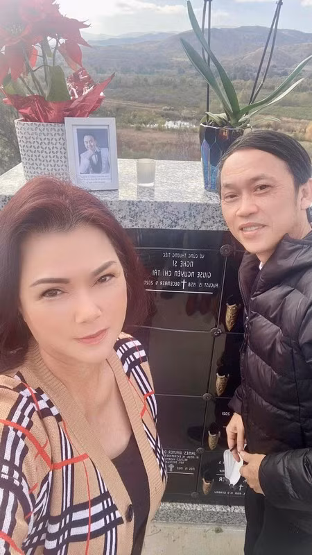 Thời gian qua, mỗi lẫn sang Mỹ thăm gia đình, Hoài Linh có dịp lại đến khu nghĩa trang để thăm viếng mộ cố nghệ sĩ Chí Tài.