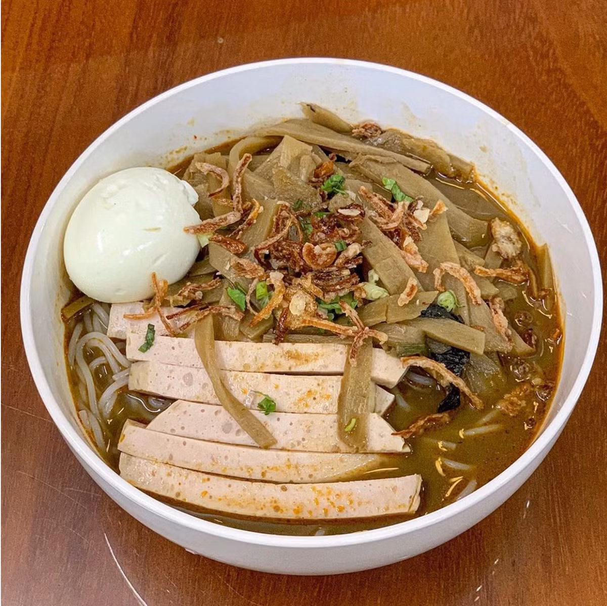Bún cua thối cũng là đặc sản kén người ăn ở phố núi Pleiku, tỉnh Gia Lai. Với ai lần đầu thưởng thức sẽ không khỏi dè chừng trước món bún cua thối nhưng nếu đã ăn quen thì sẽ cảm nhận được vị ngon đặc trưng.