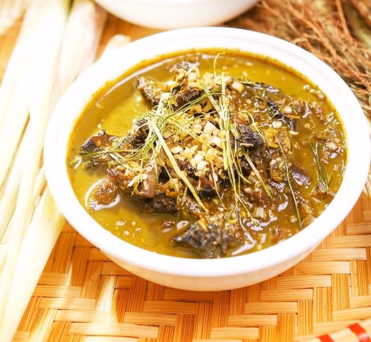  Đặc sản nậm pịa chủ yếu xuất hiện ở các tỉnh vùng Tây Bắc như Sơn La, Hà Giang, Lào Cai,... Ngoài thành phần chính là pịa, người địa phương còn chế biến món ăn này với nội tạng của động vật như dạ dày, tiết, lòng, tim, gan… nên có mùi rất khó ngửi.