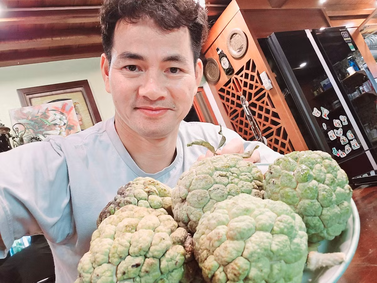 Nghệ sĩ Xuân Bắc nhận được quà: "Chỉ cần bạn sống tử tế và... có chút may mắn, bạn sẽ được... ăn na trái mùa! Rất ngon". Ảnh: FB Nguyễn Xuân Bắc