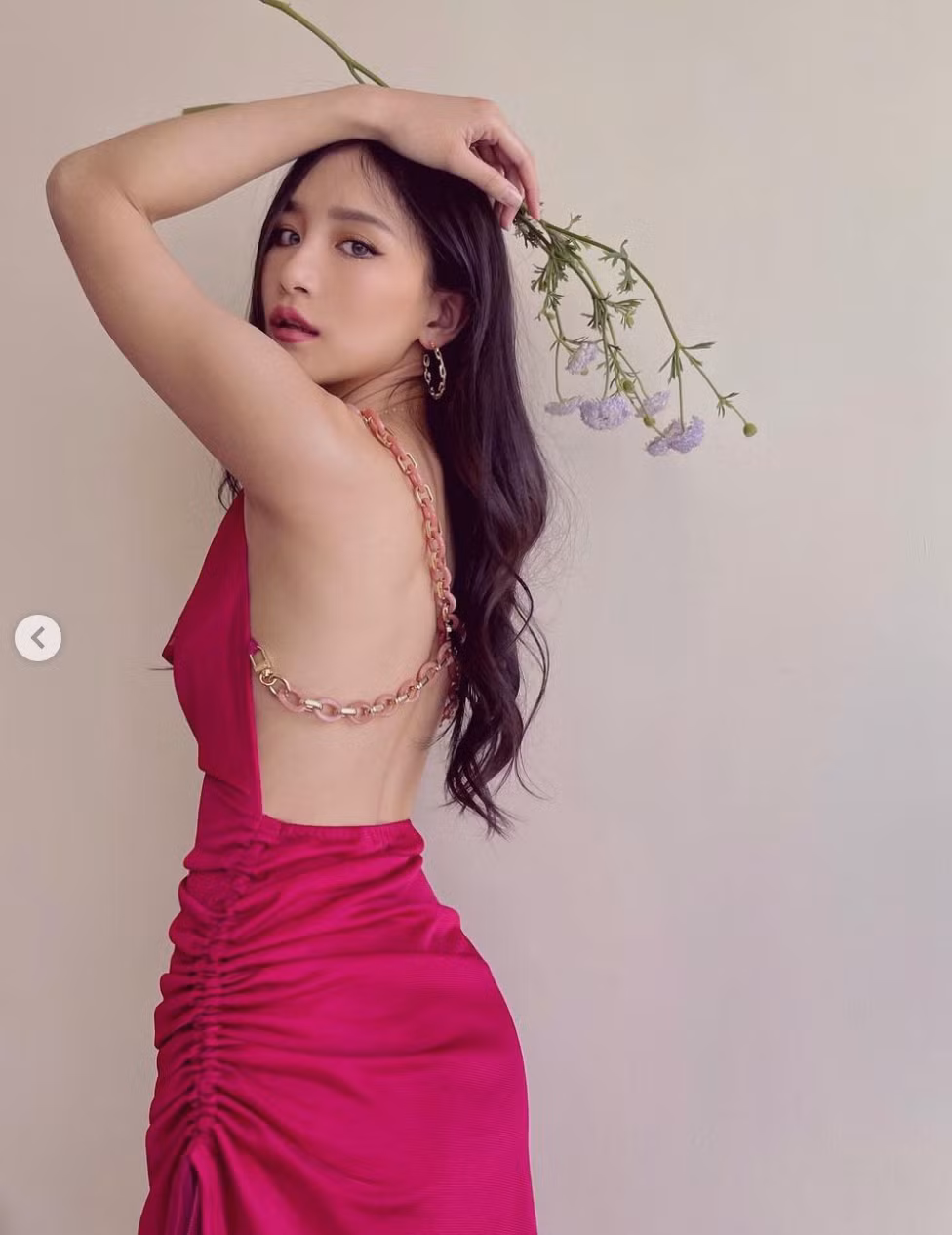Cô nàng cũng khéo léo kết hợp với những phụ kiện như vòng cổ, khuyên tai để tạo điểm nhấn cho tổng thể.