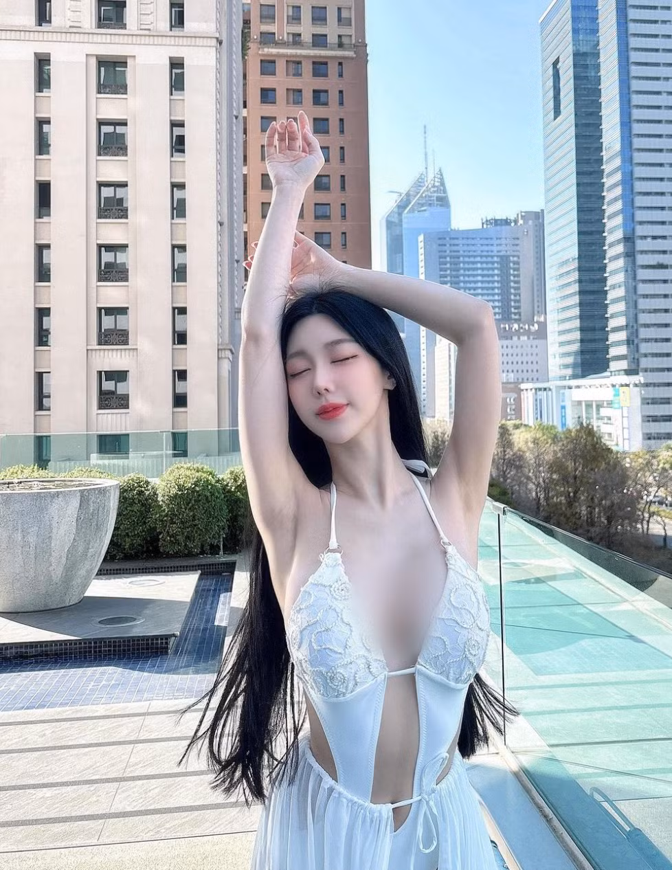 Với làn da trắng sứ, gương mặt xinh đẹp cùng vóc dáng chuẩn mẫu, Hàn Đình dễ dàng chinh phục mọi ánh nhìn.