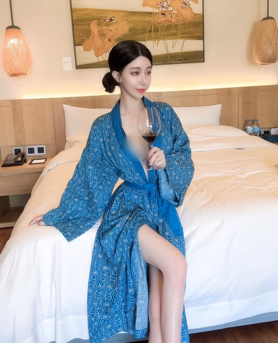 Người đẹp chủ yếu diện trang phục gợi cảm, hở bạo để khoe vóc dáng.