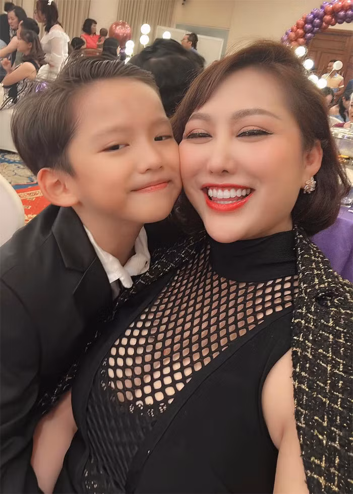 Diễn viên Phi Thanh Vân tận hưởng cuộc sống hạnh phúc bên con trai, không màng tới thị phi sau hai lần hôn nhân đổ vỡ.