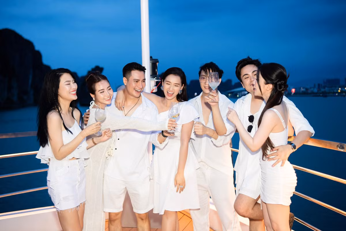 Cả hội diện dresscode màu trắng, tận hưởng không khí vui vẻ trên du thuyền.