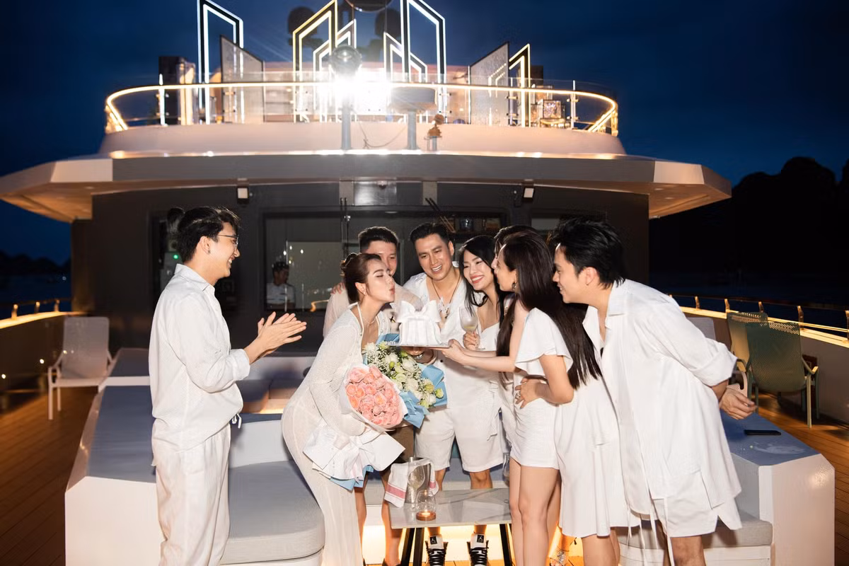 Nữ diễn viên đã ghi điểm khi khoe khéo vóc dáng nuột nà. Nhan sắc rạng rỡ và thần thái tươi tắn của người đẹp nhận được nhiều lời khen từ cư dân mạng.
