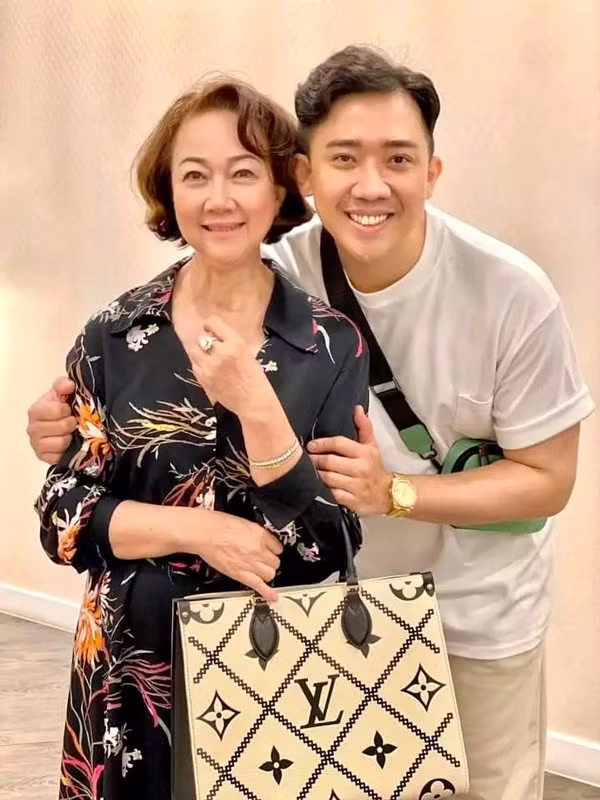 Bà thường xuyên diện những bộ váy nhẹ nhàng, nữ tính, phù hợp với lứa tuổi và vóc dáng. Ảnh: Vietnamnet