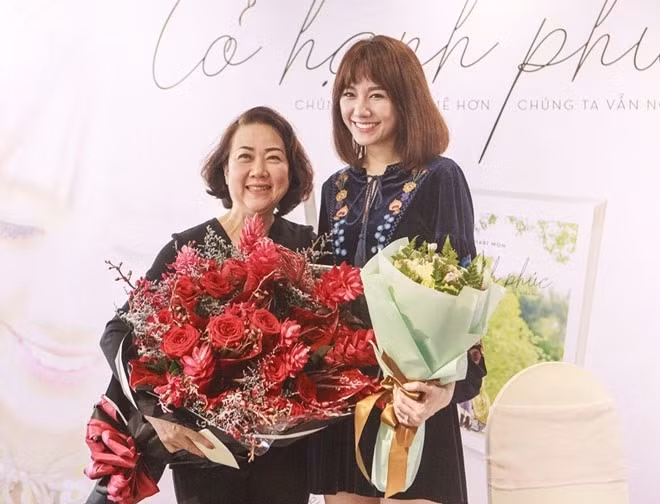 Mẹ chồng Hari Won tên là Hạnh Dung, hiện đã ngoài 60 tuổi. Song mỗi lần xuất hiện cùng con trai và con dâu nổi tiếng, bà luôn nhận được nhiều lời khen ngợi với vẻ ngoài trẻ trung và phong cách thời trang hiện đại. Ảnh: Dân Việt