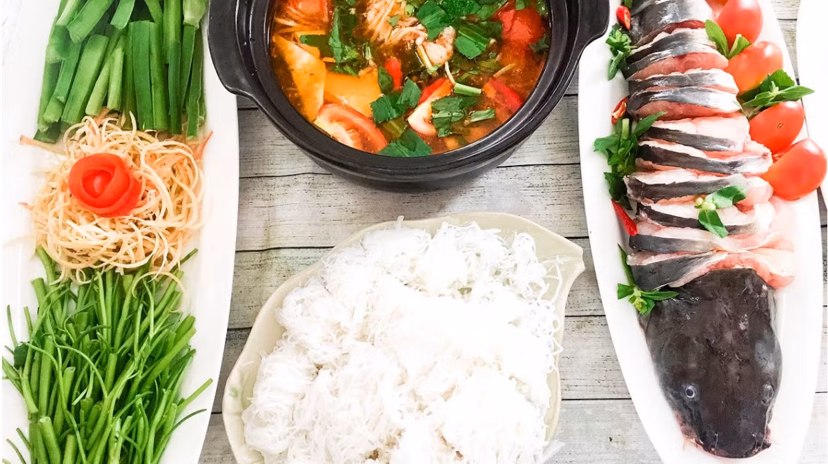 Cá lăng Việt Trì là một trong những đặc sản nổi tiếng của Phú Thọ. Từ cá lăng, người dân Phú Thọ đã chế biến ra rất nhiều món ăn ngon như: cá lăng trộn hành tím, cá lăng nướng riềng mẻ, cá lăng nướng lá lốt… trong đó ấn tượng nhất vẫn là món lẩu cá lăng măng chua. Ảnh: Internet