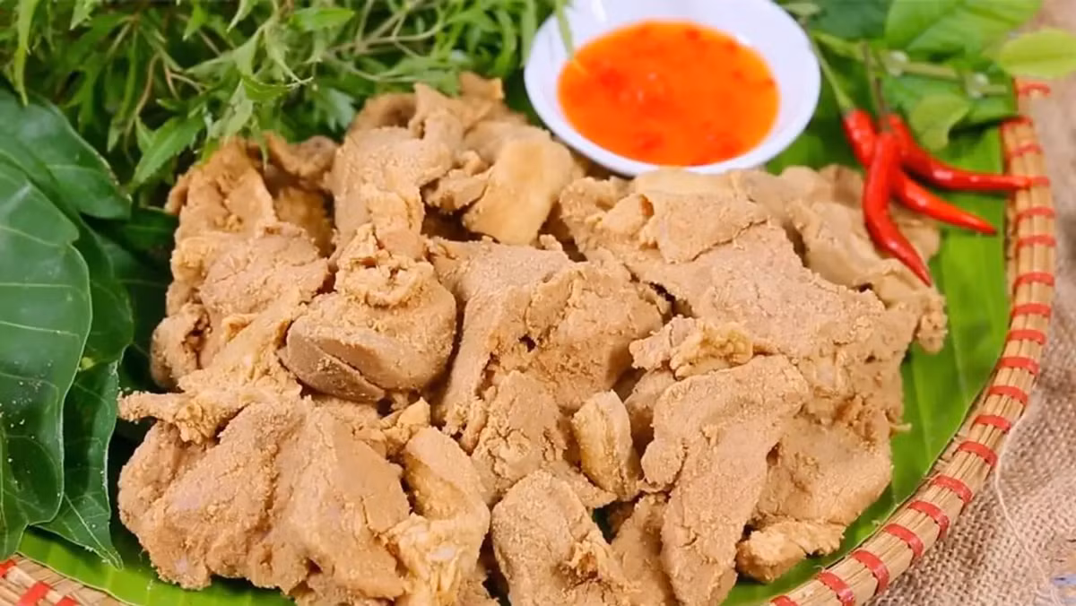 Không quá xa lạ khi thịt chua Thanh Sơn lại nằm trong danh sách những món ăn ở Phú Thọ hấp dẫn nhất định phải thử. Hai thành phần chính của món ăn chính là thịt lợn và thính rang xay mịn. Ảnh: @Đặc sản Việt Nam