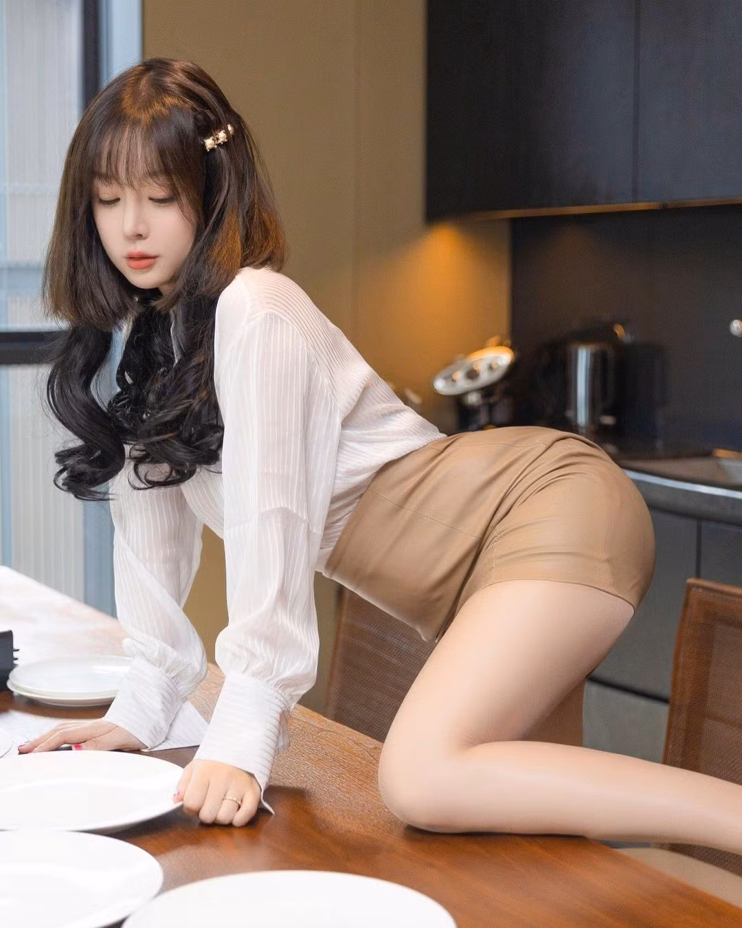 Điểm trừ duy nhất là Vương Vũ Thuần tạo dáng quá kỳ quặc, thậm chí có thể nói là phản cảm.