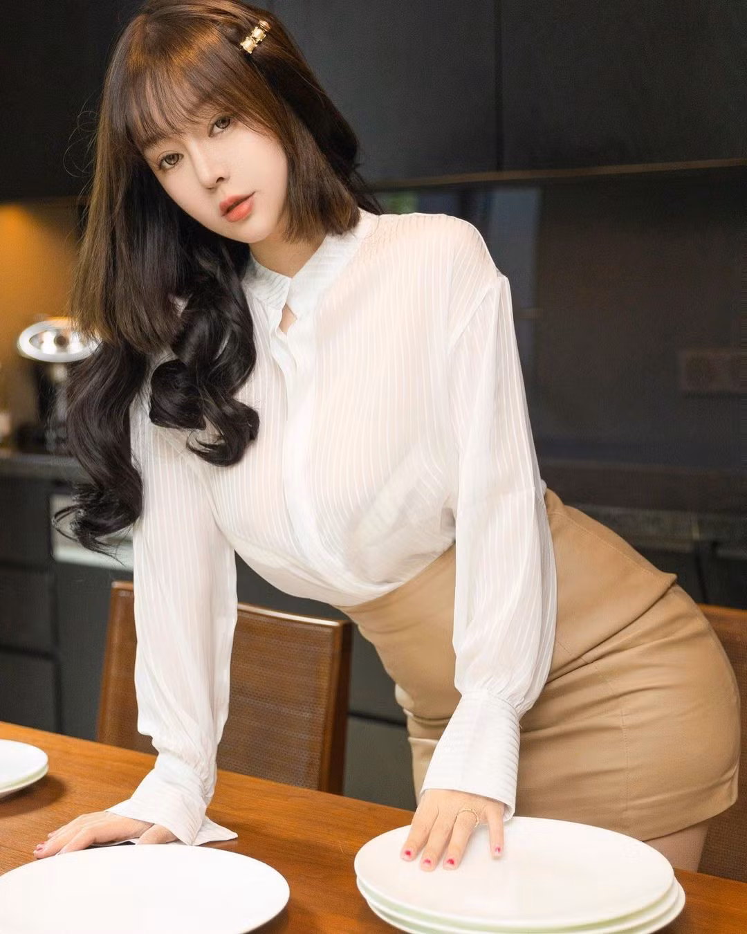 Hình ảnh hot girl gợi cảm này diện set đồ thanh lịch, kín đáo như một cô thư ký văn phòng gây chú ý.