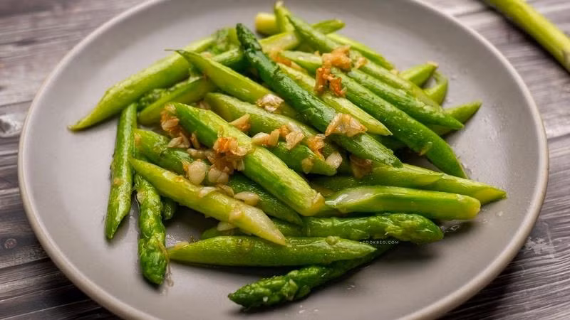  Măng tây xào tỏi: Trong măng tây chứa nhiều loại vitamin như A, C, E, B6 cùng các khoáng chất như sắt, phốt pho, kali… có tác dụng tăng cường hormone sinh dục nam, giúp cải thiện và đẩy lùi tình trạng xuất tinh sớm. Ảnh Internet