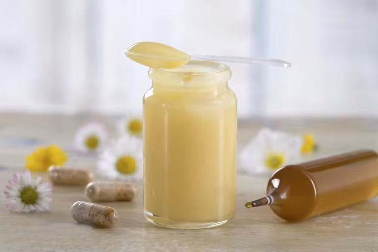  Sữa ong chúa: Nam giới thường xuyên dùng sữa ong chúa không chỉ có thể lực tốt, sức bền cao mà còn kích thích cơ thể sản sinh Testosterone tự nhiên, từ đó hạn chế các biểu hiện suy sinh dục. Ảnh Internet