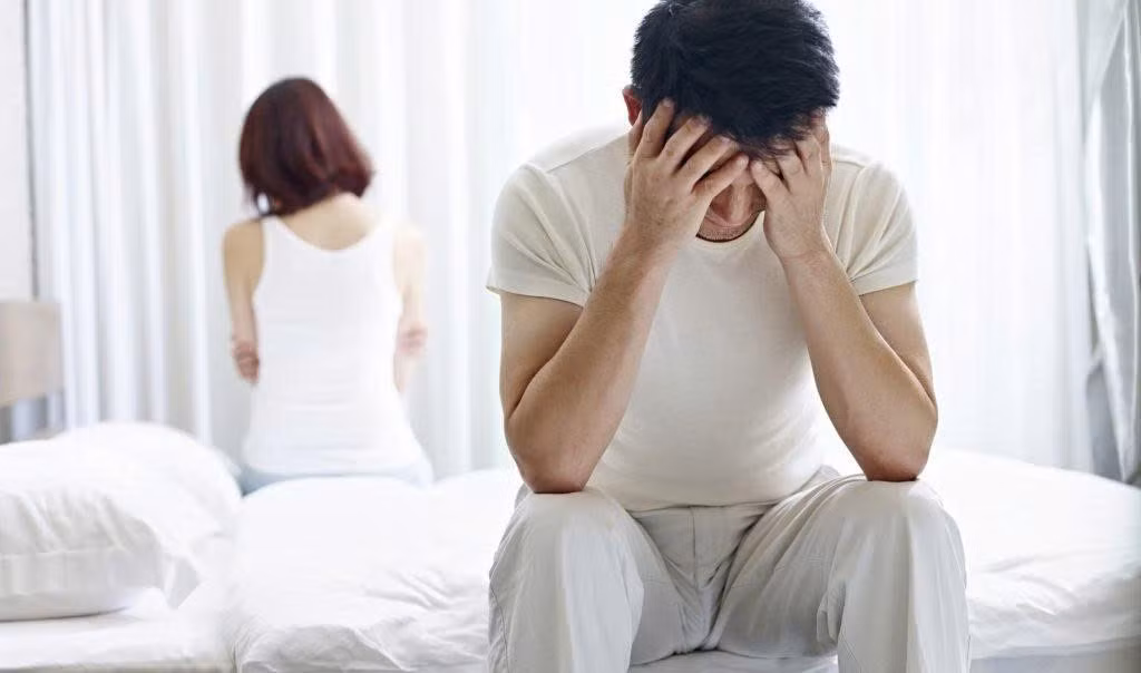  Giảm ham muốn tình dục: Testosteron đóng vai trò quyết định trong dục năng của người đàn ông. Nam giới có nồng độ testosteron thấp sẽ trải qua sự sụt giảm nhu cầu tình dục, nếu quan hệ cũng khó khăn để đạt cực khoái. Ảnh minh họa