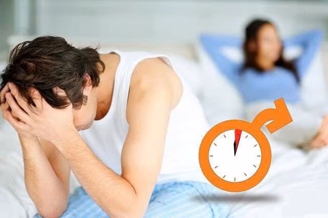  Xuất tinh sớm: Không thể đạt được sự cương cứng có thể là dấu hiệu khác cảnh báo suy giảm chức năng sinh dục. Testosterone kích thích các thụ thể trong não sản sinh ra oxit nitric chịu trách nhiệm cho sự cương cứng của nam giới trong quá trình quan hệ. Điều này sẽ khó đạt được khi nồng độ hormone suy giảm. Ảnh Báo Sức khỏe và Đời sống