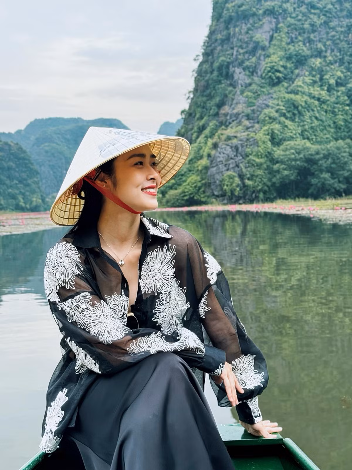Diệp Bảo Ngọc khoe dáng ở Tràng An - Ninh Bình. Ảnh: FB Diệp Bảo Ngọc