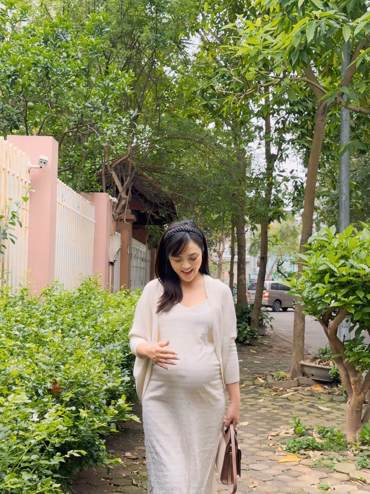 Trong khoảng thời gian Thu Quỳnh công khai chuyện mang thai lần hai, cô tự tin khoe bụng bầu vượt mặt, gương mặt rạng ngời hạnh phúc.