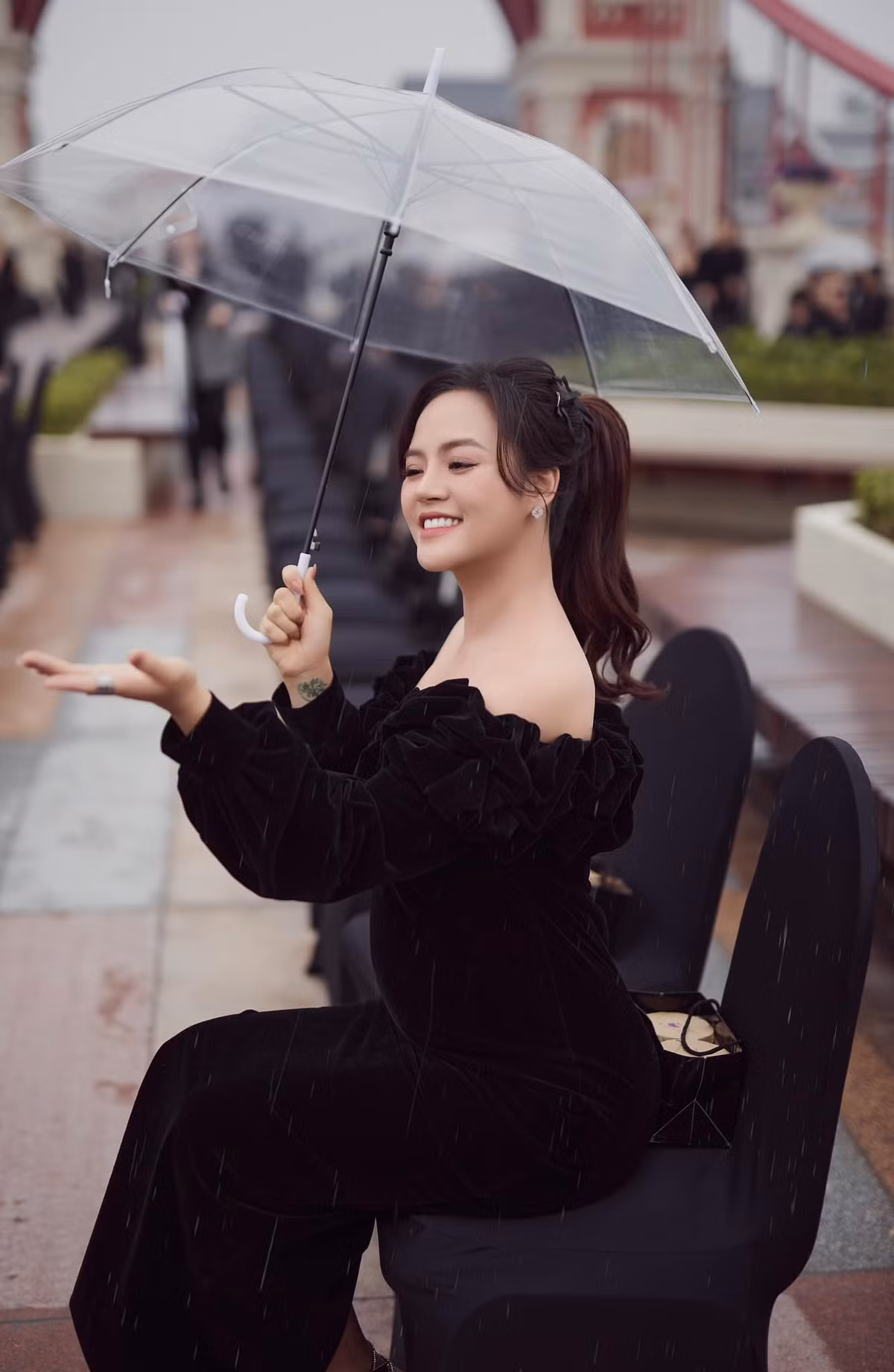 Thời gian gần đây, diễn viên "Quỳnh búp bê" thường xuyên đăng tải hình ảnh với bụng bầu lớn trên trang cá nhân. Người đẹp được khen ngợi với nhan sắc phúc hậu, nữ tính hơn sau khi mang thai.