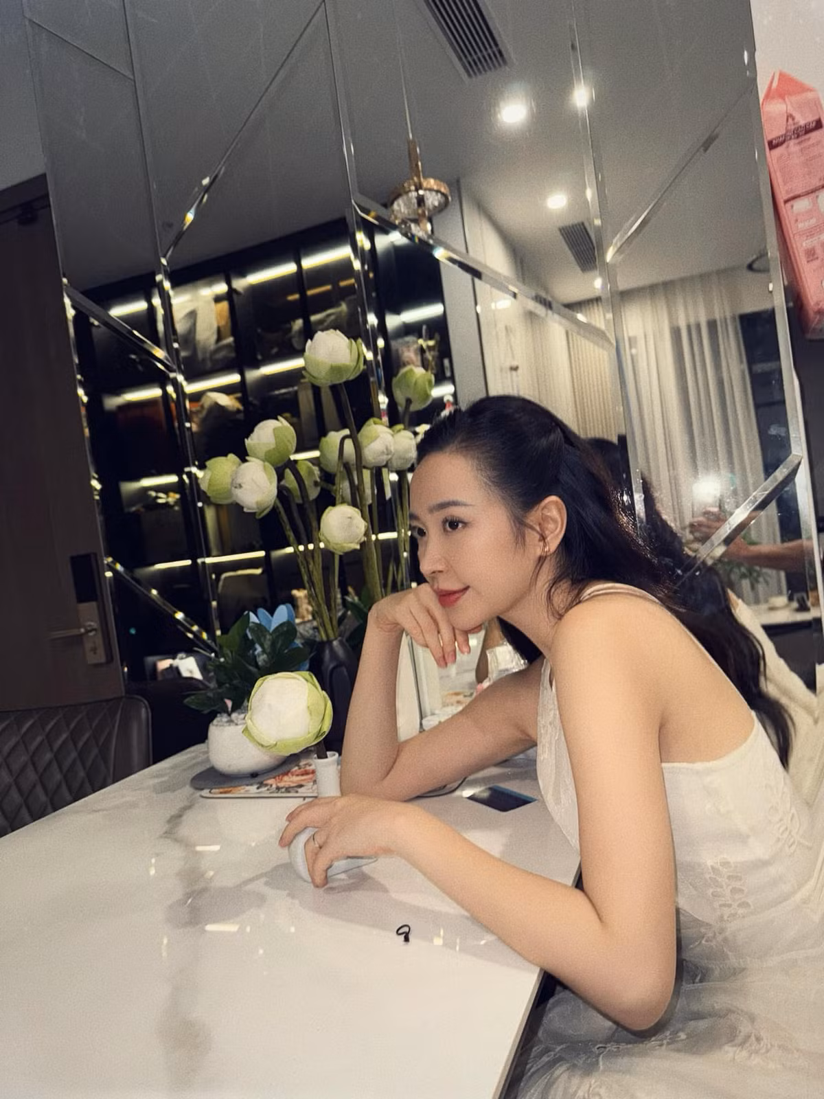 Diễn viên Kim Oanh khoe dáng bên hoa sen. Ảnh: FB Nguyễn Kim Oanh