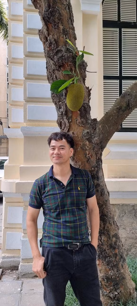 Xuân Bắc chú thích ảnh: "Cây mít có 1 quả thôi. Mà sao mình lại đứng ngồi không yên. Để cho nó chín tự nhiên. Hay cắt, vót cọc đóng xiên... rồi chờ!".