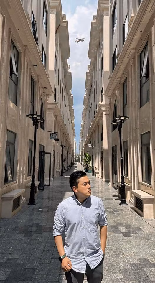 "Nhà mình có cái view ngon chất quá nè", Lam Trường khoe nhà mới.