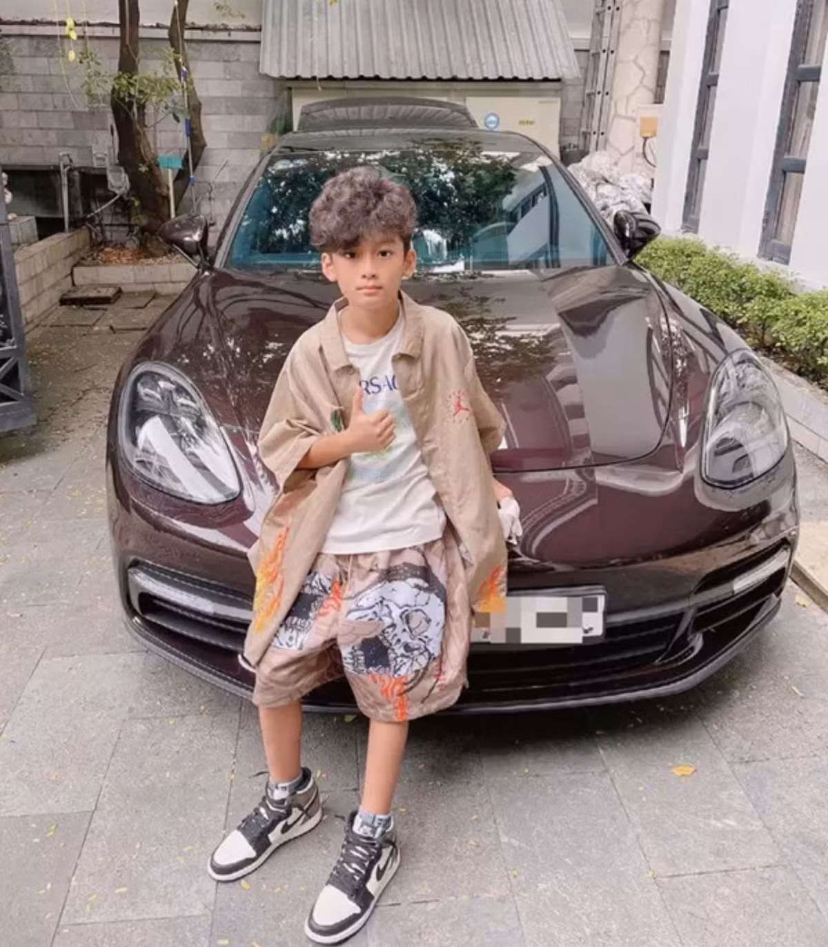 Không riêng Nhật Kim Anh, doanh nhân Đức Huy còn gây sốc khi tậu siêu xe giá khoảng 30 tỷ đồng tặng con trai Kỳ Anh - con trai chung của anh với vợ cũ Lệ Quyên.