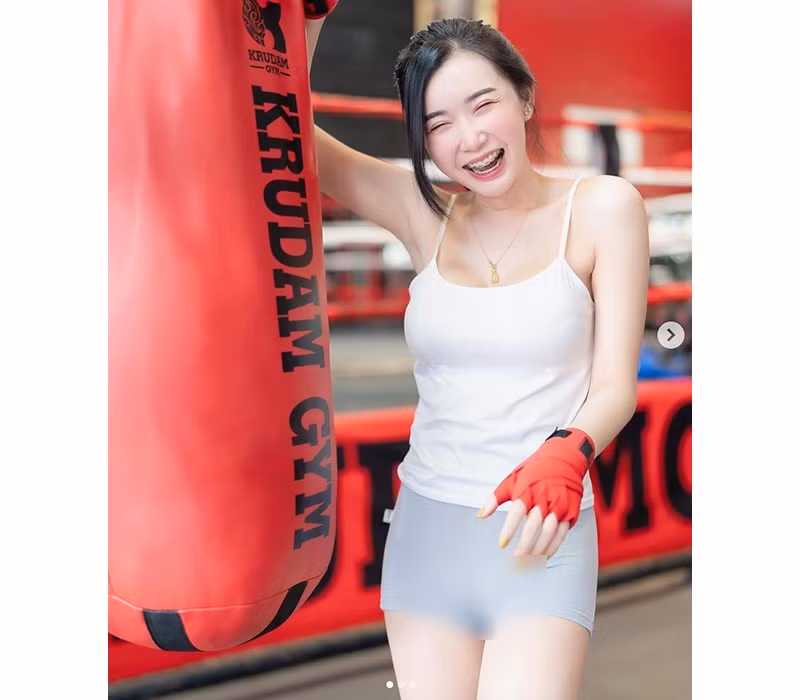 Chuộng diện những trang phục "kiệm vải", thách thức người nhìn nên Qanan thường xuyên nhận phải những ý kiến trái chiều trên mạng xã hội.