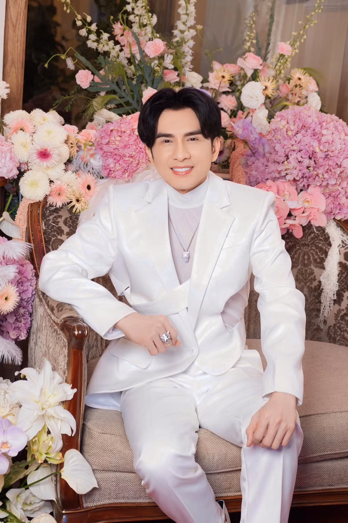 Nhiều người không khỏi ghen tỵ với vẻ đẹp không tuổi của anh. Ảnh: FB Dan Truong Pham