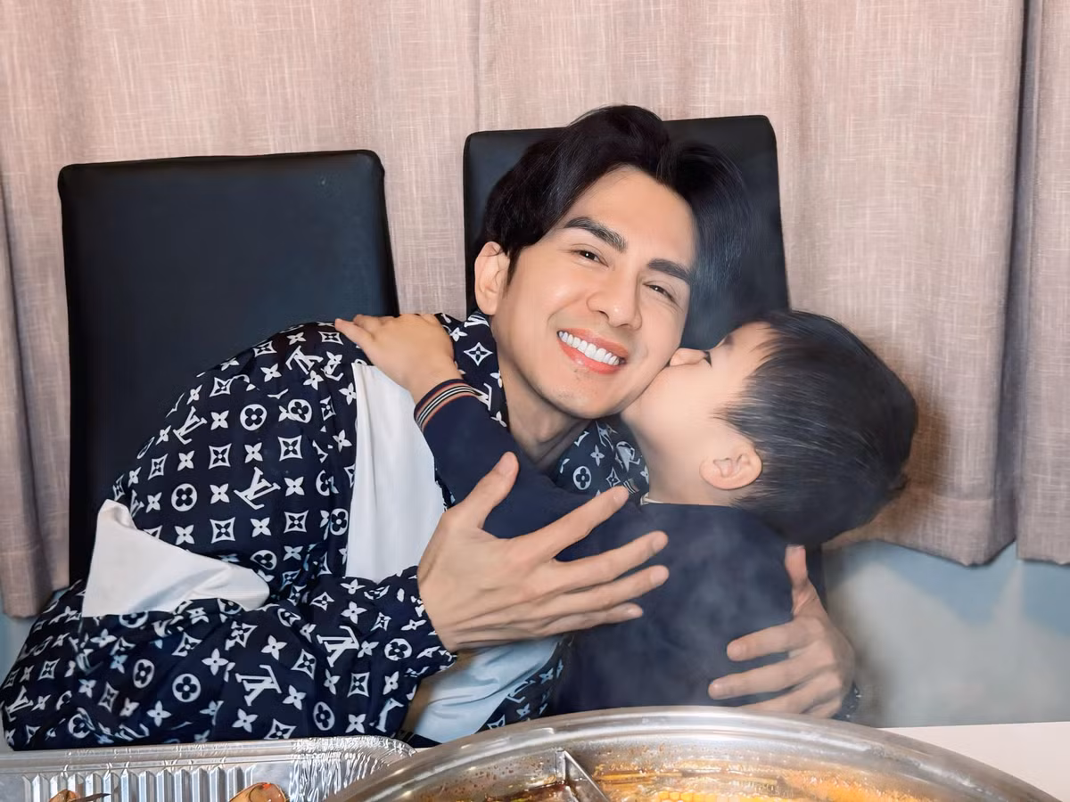 Điều đáng ngạc nhiên là, dù đã bước sang tuổi U50, Đan Trường vẫn giữ được nét tươi trẻ, bảnh bao. Ảnh: FB Dan Truong Pham