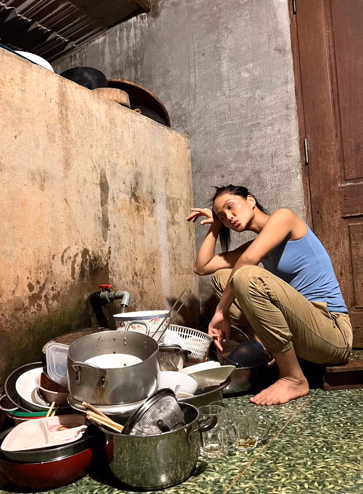 H'hen Niê với đống bát phải rửa cuối ngày nghỉ lễ, cô chia sẻ: "Cuối ngày mùng 2/9 của em Hen nè, các chị em thì sao nào?". Ảnh: FB H'Hen Niê
