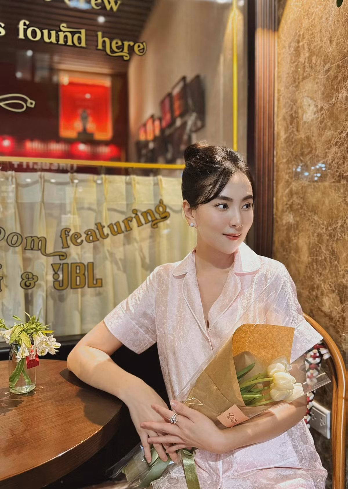 Chỉ diện bộ đồ lụa đơn giản nhưng nhan sắc nữ MC Mai Ngọc vẫn đầy sức hút. Ảnh: FB Mai Ngọc