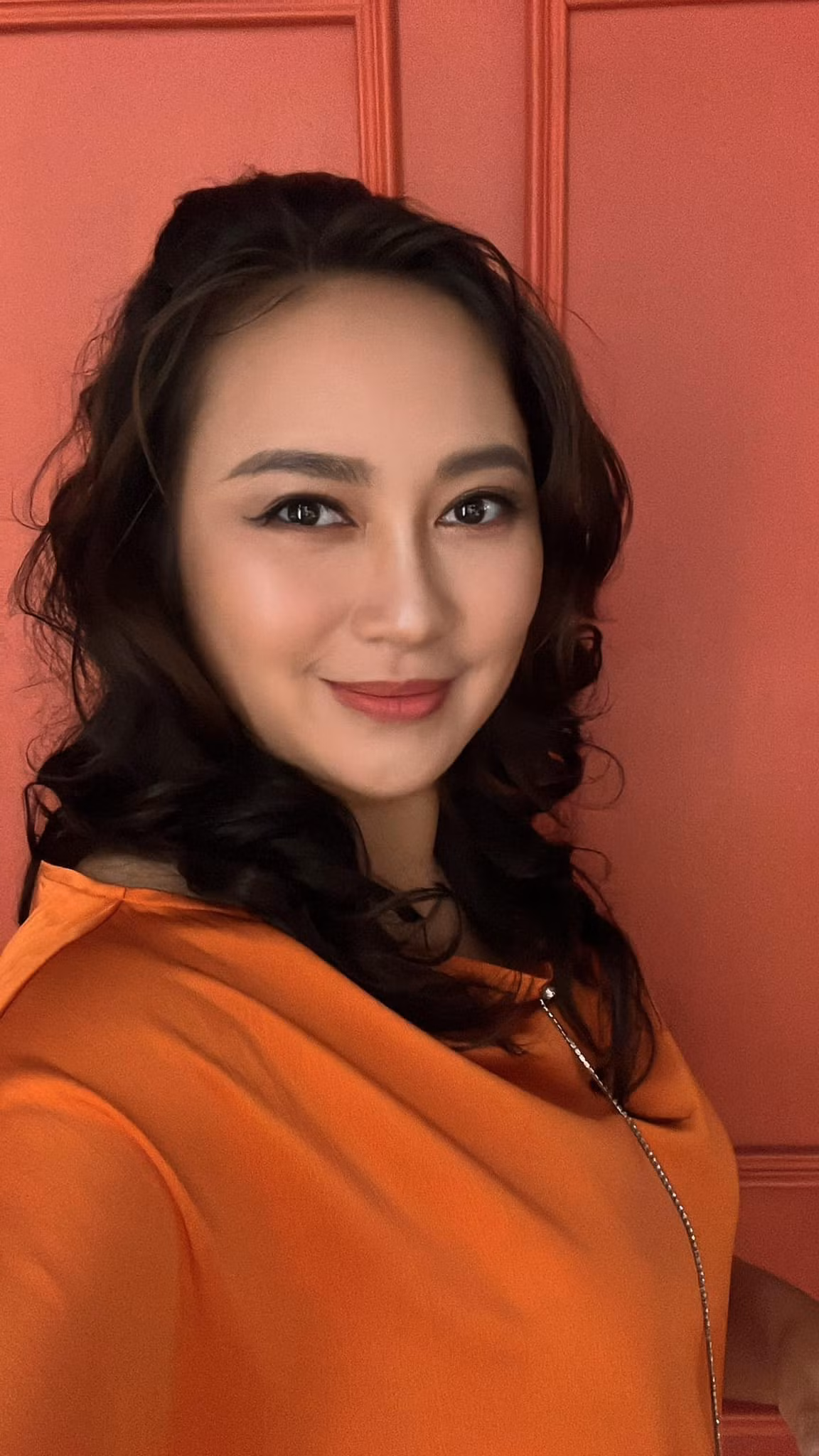 Ca sĩ Khánh Linh tự xưng "Linh mắt to", gọi chồng là "Tùng tóc dài".