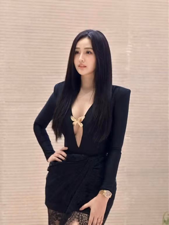 Mai Phương Thúy diện trang phục cuốn hút hết cỡ tại đám cưới Midu.
