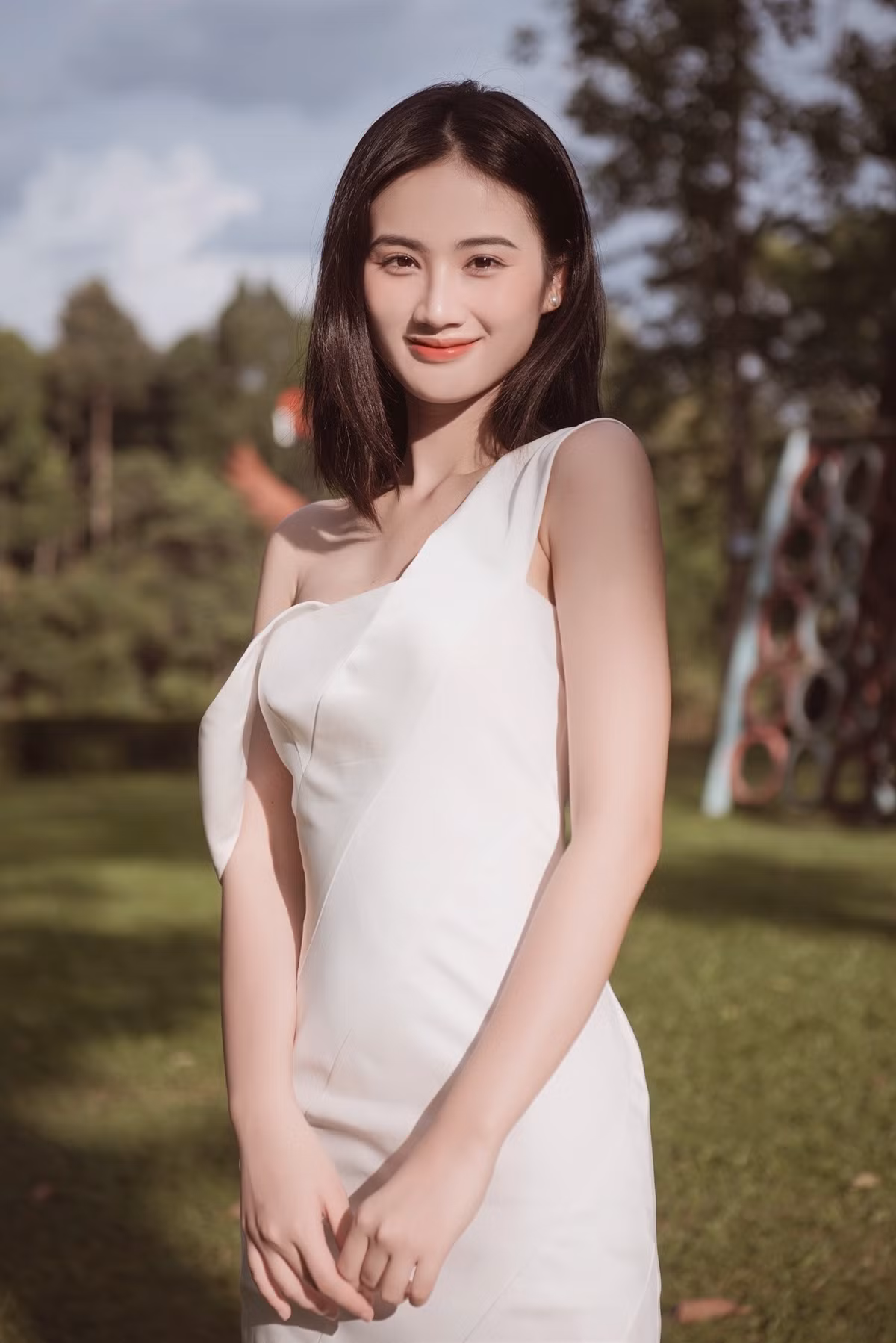 Hoa hậu Ý Nhi khoe "một chút nắng chiều" tại Sài Gòn. Ảnh: FB Huỳnh Trần Ý Nhi