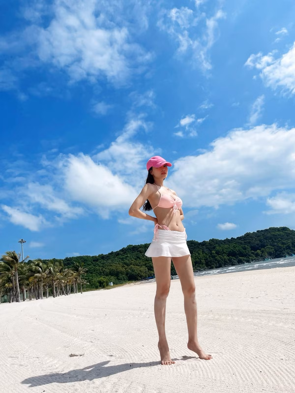 Nữ diễn viên sở hữu tiệm làm đẹp, nhà hàng và gây chú ý với loạt đồ hiệu đắt đỏ. Ảnh: FBNV